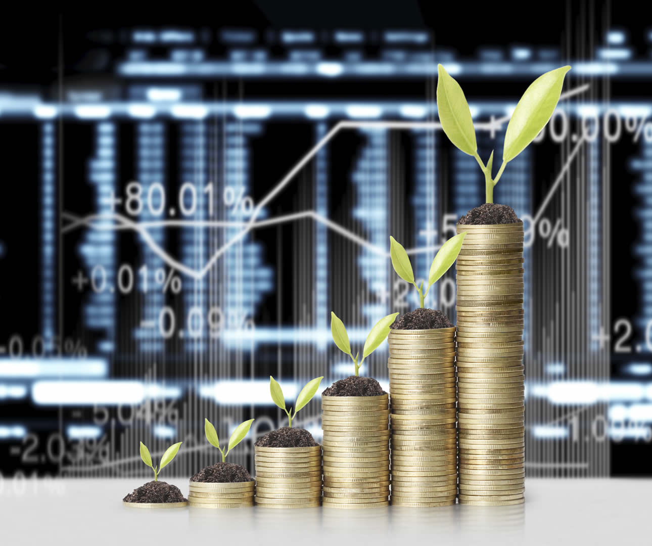 Crecimiento financiero representado por monedas y plantas